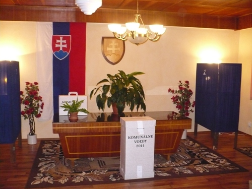 Volebná miestnosť v obci Plavnica 